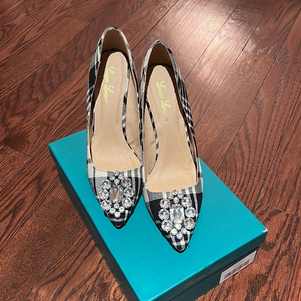 Lauren Lorraine embellished plain pump. Sz 9.5